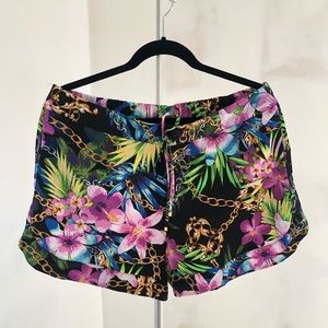 NWOT JENNIFER LOPEZ Black Floral Shorts Sz L